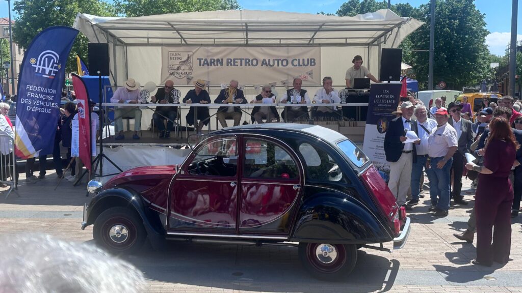Citroën 2cv entrain de se faire évaluer