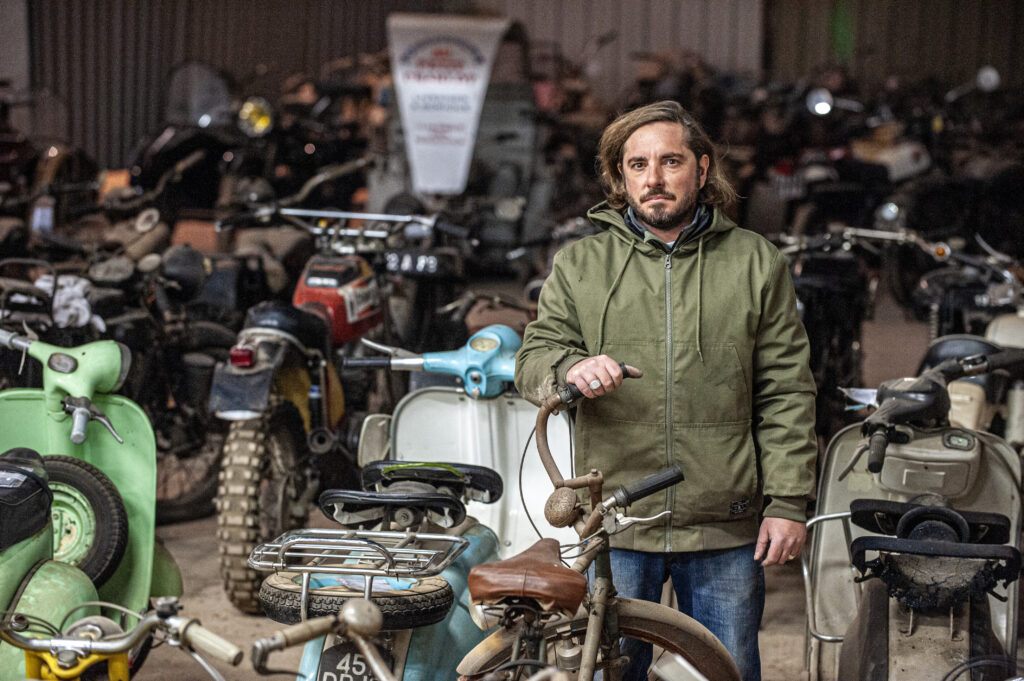 Julien Galoin qui pose autour de motos