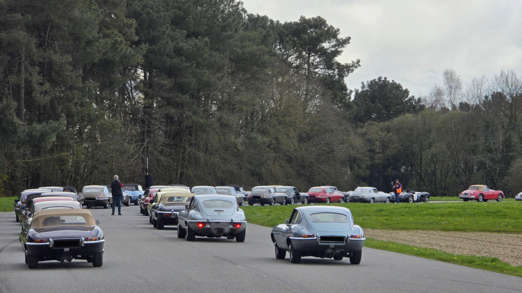 Jaguar type E qui roule au Circuit de Lohéac
