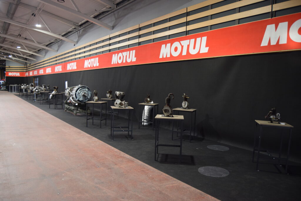 Exposition de moteurs au Salon du 2 Roues à Lyon en 2026