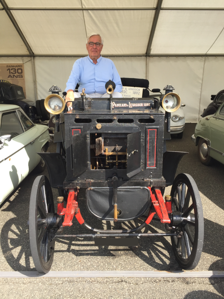 Robert Panhard au volant de son véhicule