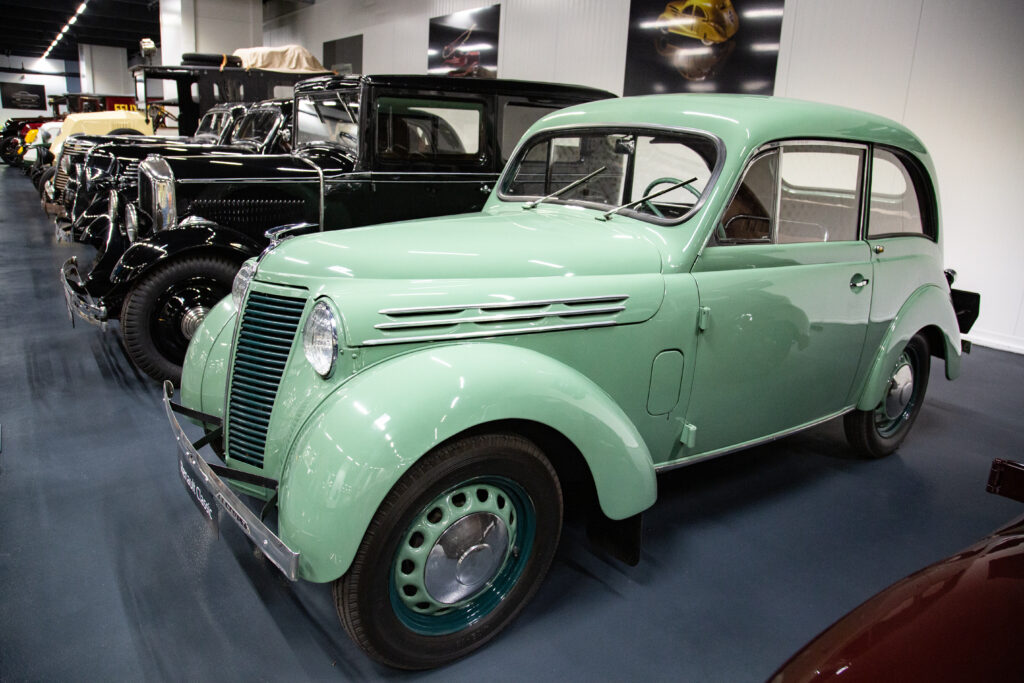 Exposition de Renault Juvaquatre
