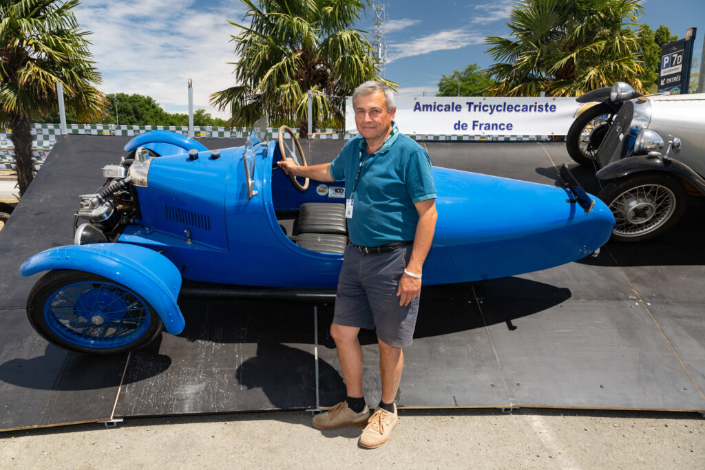 Exposition d'une tricycle ancien bleu