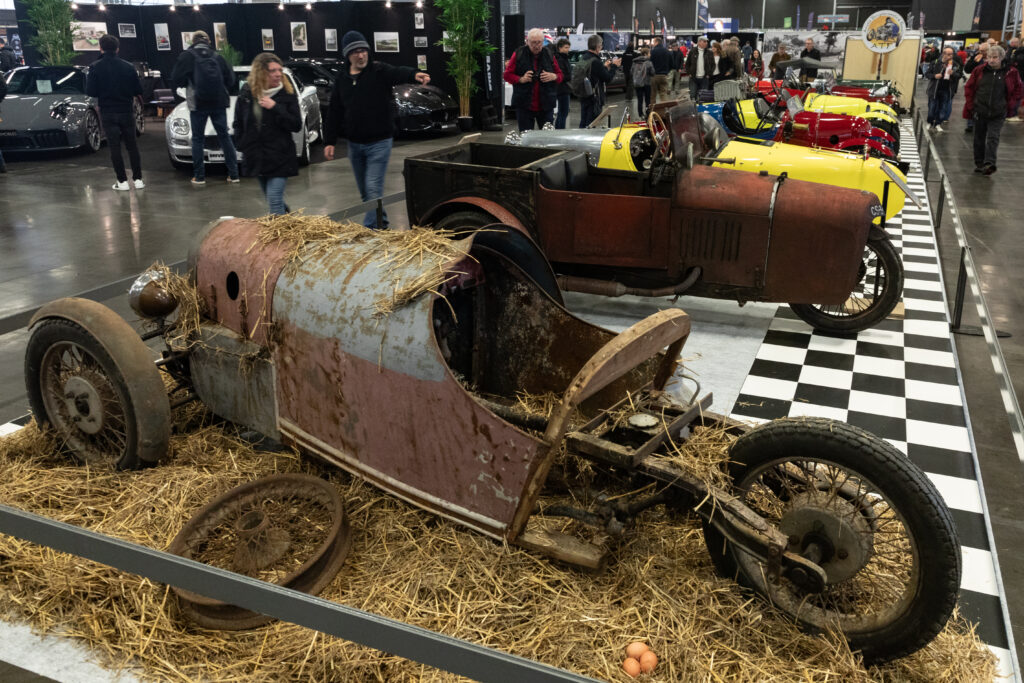 Un Sandford au premier plan sur le stand de l’ATF lors de l’édition 2026 d’Historic Auto Nantes