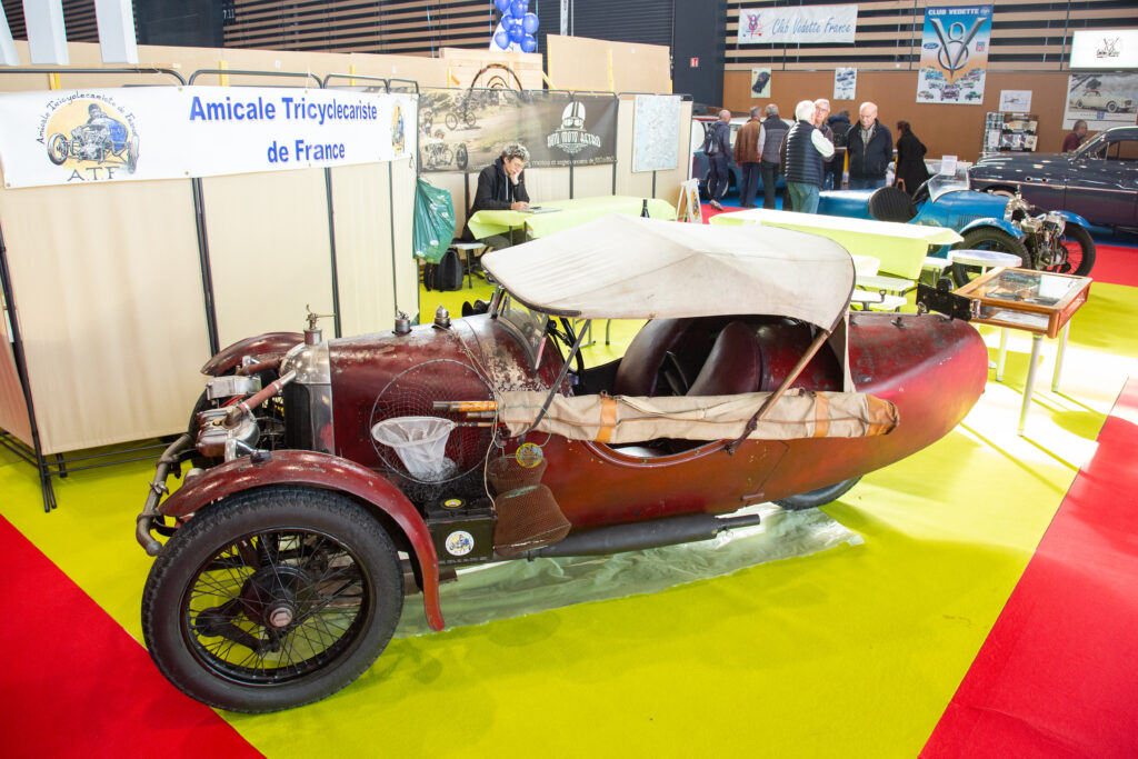 Exposition sur un salon d'un tricycle ancien