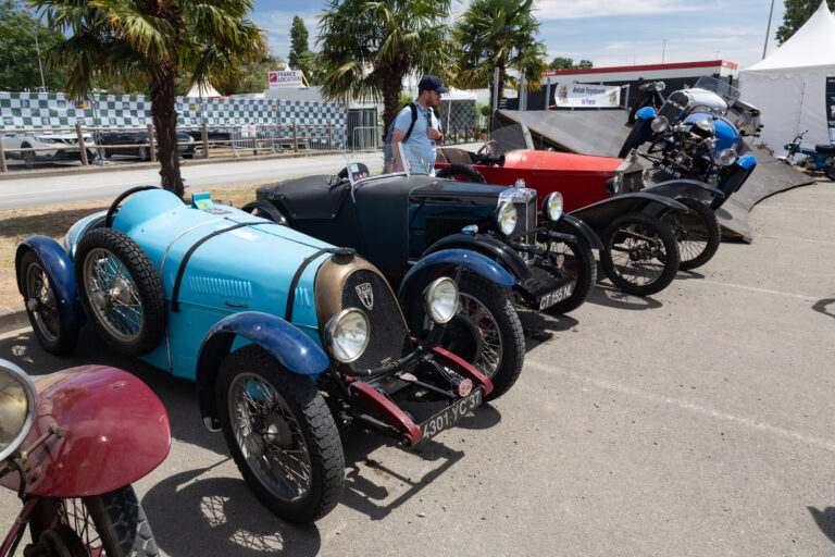 Rangée de tricycles anciens