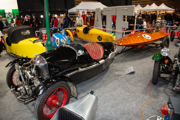 Vieux tricycles en exposition sur un salon