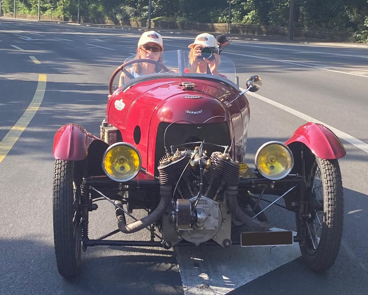 Julie Collomb au volant du Darmont, dont elle fait partager les plaisirs à certaines de ses amies !