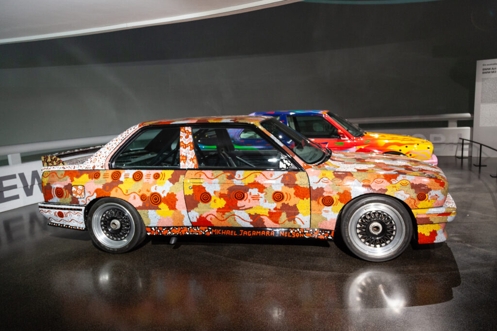La M3 E30 fait partie des BMW retenues pour réaliser deux Art Cars, donc celle-ci de l’artiste australien Michael Jagamara Nelson réalisée en 1989.