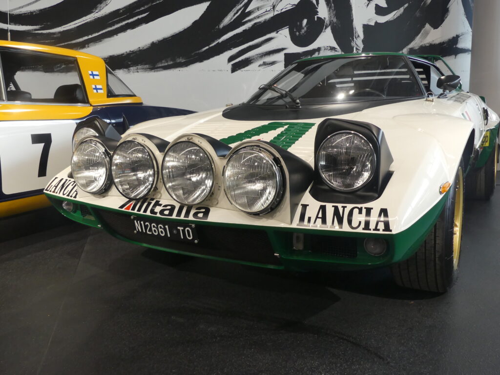 La grosse rampe de phares caractéristique des voitures de rallye